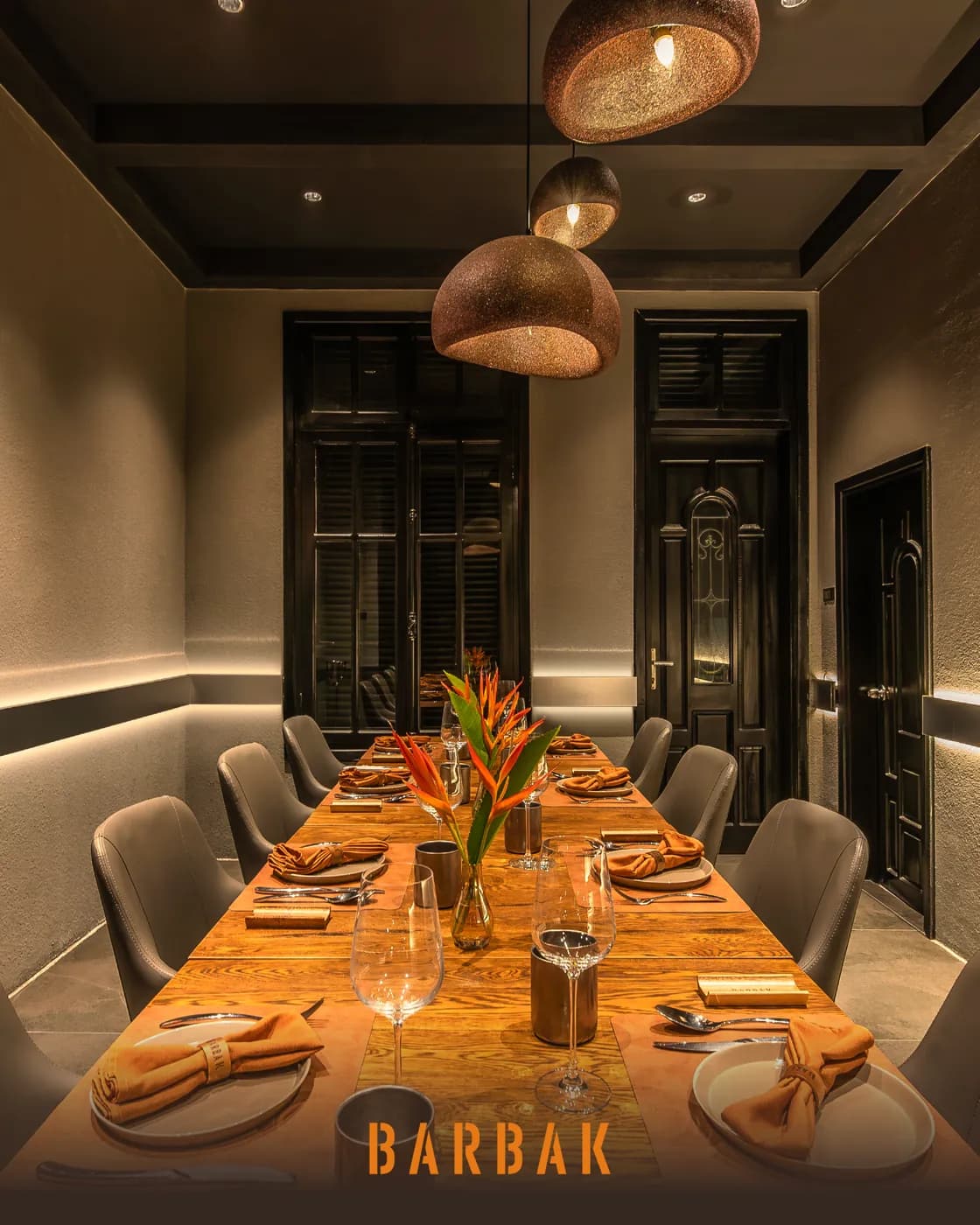 An intimate long table under the beam ceiling