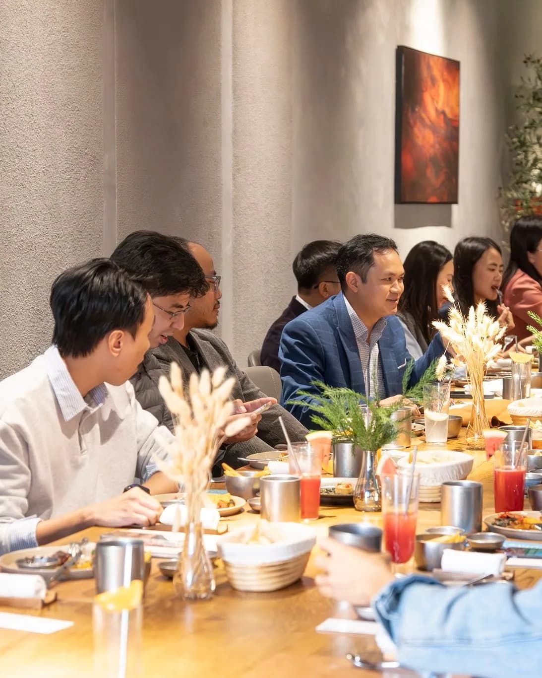 낮에 열린 비즈니스 오찬에서 하나의 긴 테이블 양쪽을 가득 채운 손님들